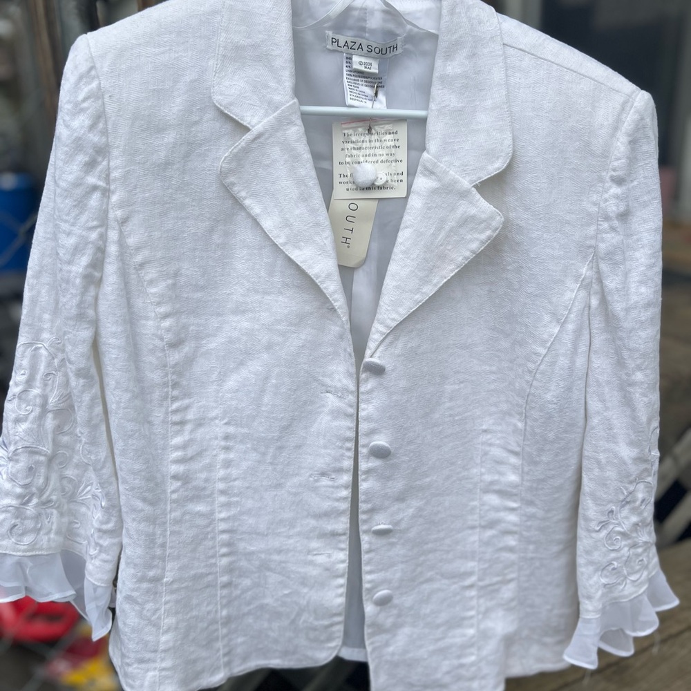 White  Blazer with Three-Quarter Sleeves embroidered flowers on sleeves linen